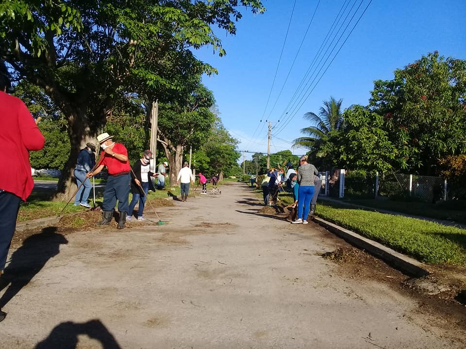 PoderSandino's tweet photo. Desde #Sandino #Cuba #PinardelRío,el colectivo de trabajadores del #PoderPopularSandino, desarrollo un trabajo voluntario en la mañana, saludando los primeros rayos del sol. #SomosCuba 🇨🇺🇨🇺 #SomosContinuidad #CreoEnPinar #CultivandoRevolución. https://t.co/XpvHD1qhVG