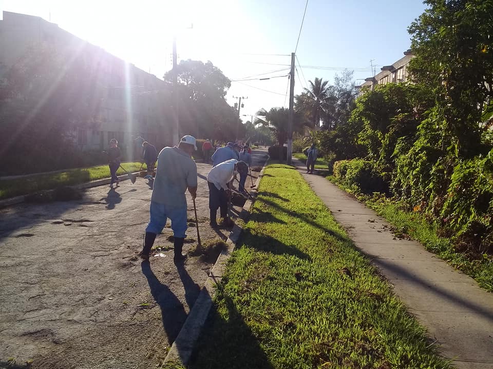 PoderSandino's tweet photo. Desde #Sandino #Cuba #PinardelRío,el colectivo de trabajadores del #PoderPopularSandino, desarrollo un trabajo voluntario en la mañana, saludando los primeros rayos del sol. #SomosCuba 🇨🇺🇨🇺 #SomosContinuidad #CreoEnPinar #CultivandoRevolución. https://t.co/XpvHD1qhVG