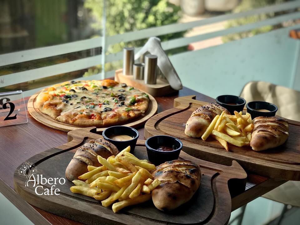 AlberoCafe's tweet photo. الغدا في البيرو💚🤤
كبده فرن &amp; باقيت &amp; برجر فرن &amp; كالزوني البيرو &amp;  بيتزا رول &amp; بيتزا خضروات &amp; ليمون بالنعناع 🍃🍋
كـافـي ومـطعـم 𝐀𝐥𝐛𝐞𝐫𝐨🌲
العنوان : فويهات الغربيه بلعون مقابل الجامعه الدوليه
📞0911891000 https://t.co/QLgklViq5S