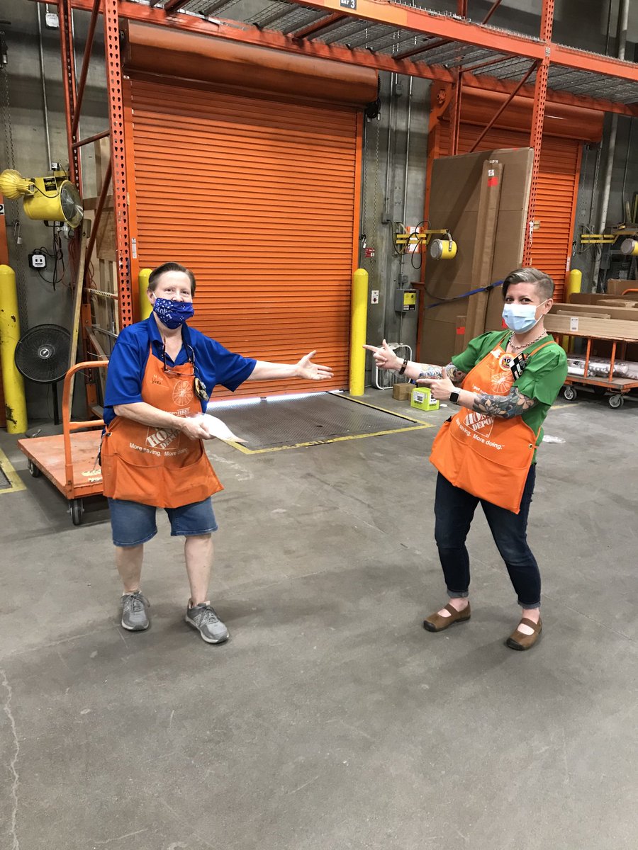 martha_coler's tweet photo. 3811 receiving DH Vera getting a shout out for managing freight flow and helping out all over the store! ⁦@RudduckAj⁩ ⁦@sours25⁩ ⁦@wendyrr7⁩ ⁦@FaulderKaty⁩ https://t.co/lJxvS5droL