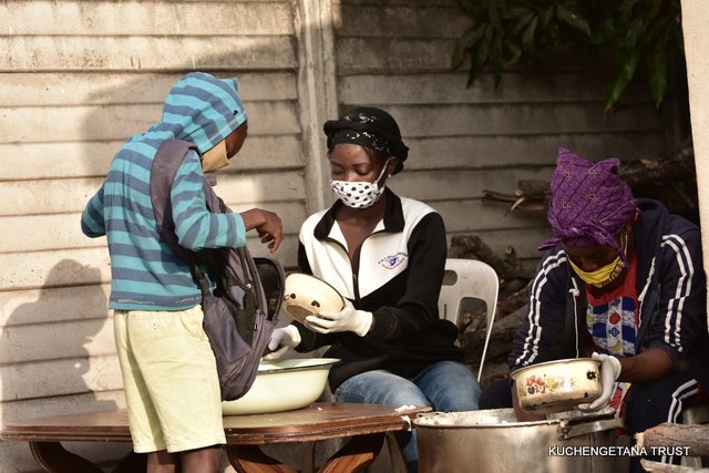 Semalho's tweet image. Day 62

Porridge:932
Supper: 2018

Served Sadza and soya chunks

120kgs mealie meal
12kgs sugar
10 bottles peanut butter
2.5kgs salt
4l cooking oil
270 tomatoes
40 onions
25 royco pkts
25kg soya chunks

Thank you!!