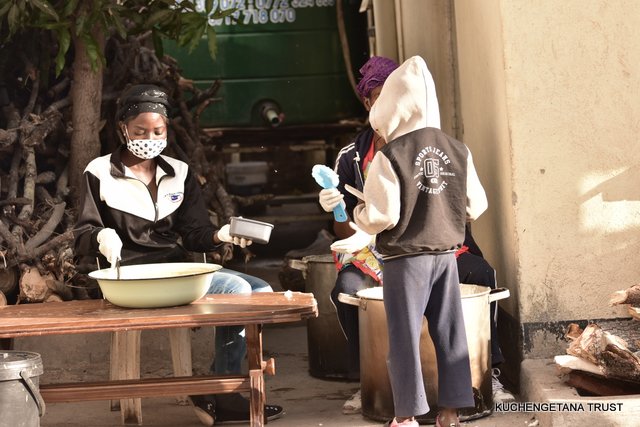 Semalho's tweet image. Day 62

Porridge:932
Supper: 2018

Served Sadza and soya chunks

120kgs mealie meal
12kgs sugar
10 bottles peanut butter
2.5kgs salt
4l cooking oil
270 tomatoes
40 onions
25 royco pkts
25kg soya chunks

Thank you!!