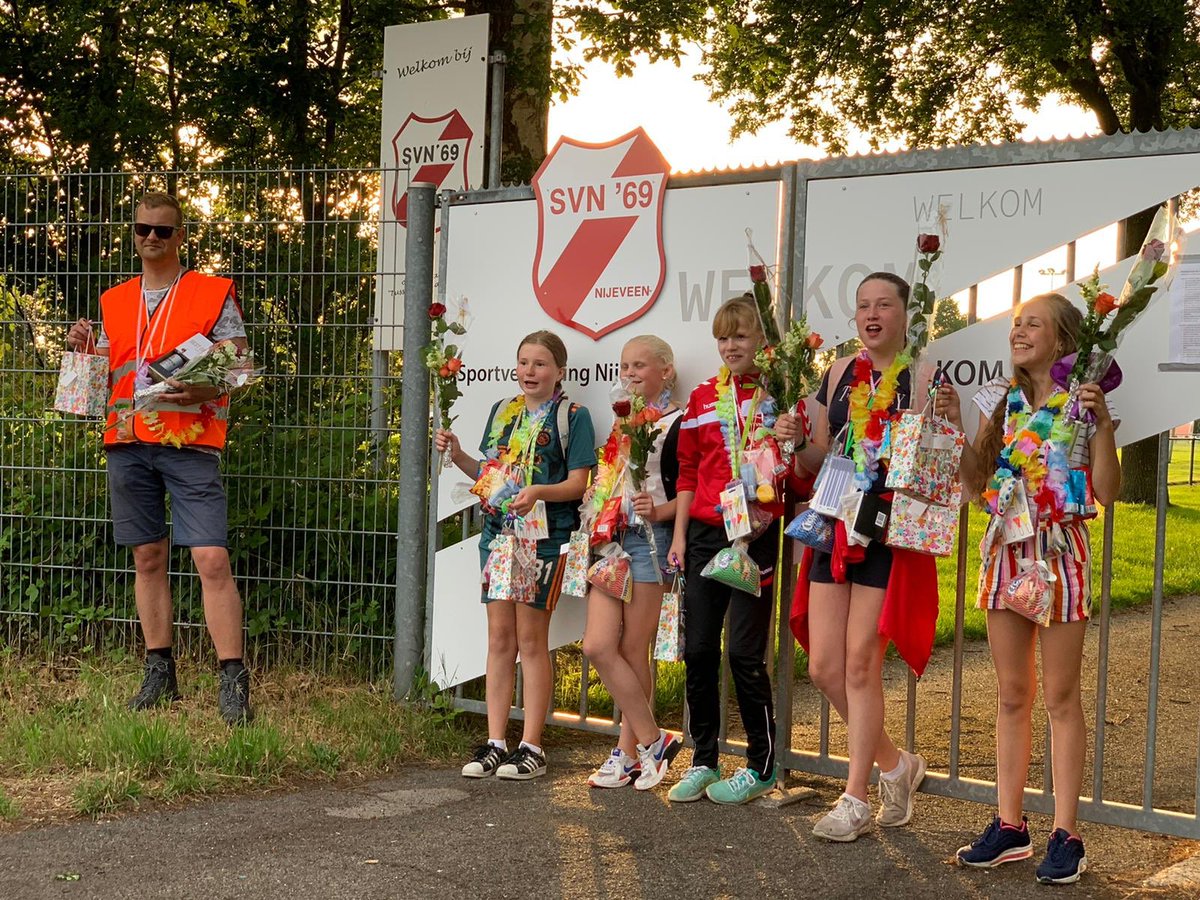 SVN69_JO15's tweet photo. En dat is 4!!
Flink verwend🍭🎁. En terecht! Topprestatie van @Svn69Nijeveen JO12-1G!🥇
#avond4daagsehome #samenlopen #vierkeertien https://t.co/rJyN1OLdoz
