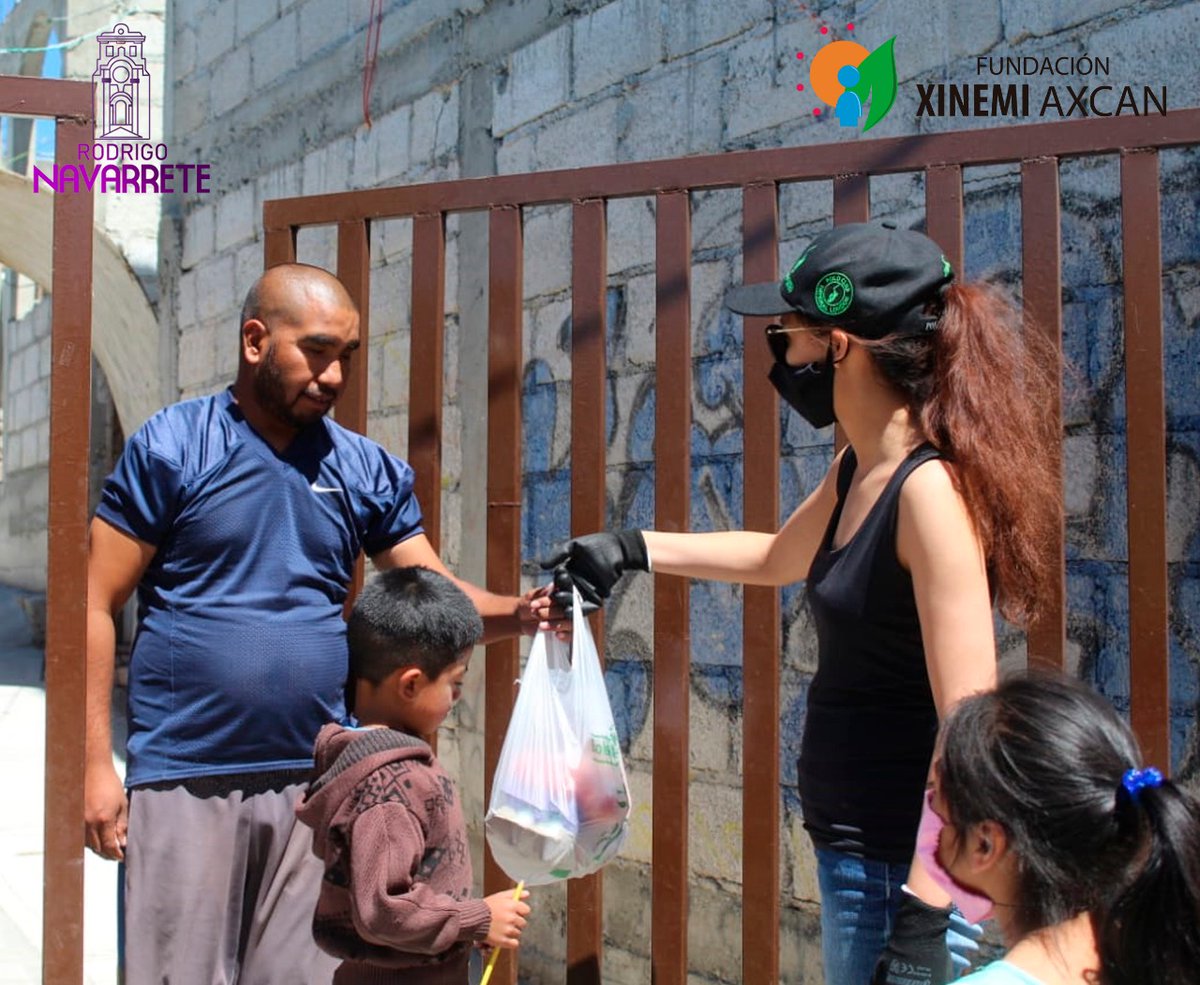 Fer_Zuva's tweet photo. Fundación #XinemiAxcan en conjunto con @Navarrete_Hgo , Seguimos dando nuestros bloques de alimentos, a las familias que por cuestiones del #Covid_19 se han quedado sin empleo, y por supuesto, sin su ingreso. 

Hacemos esto con todo el 🖤 del mundo. 
¡Gracias! 🌱💜

#CasaXCasa https://t.co/eEV3wDEfbr