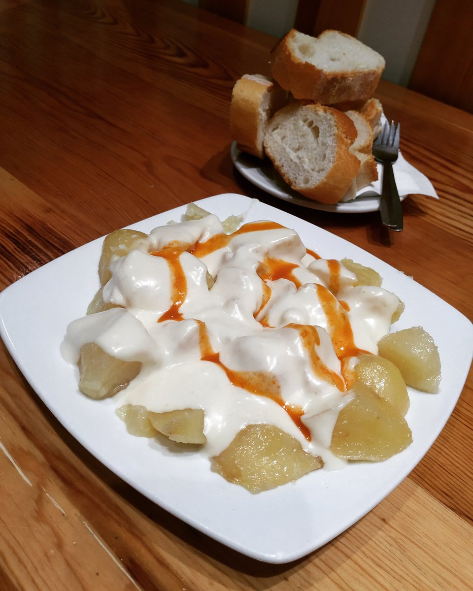 Tapas clásicas de Valladolid como las patatas bravas de la Mejillonera. 🤤

En nuestra sección ÑamÑam de la web publicamos hace unos meses nuestras tapas imprescindibles. ¿Cuáles son vuestras imprescindibles de Valladolid? 😋 Os leemos. ⬇️

#valladolidinquieta #valladolid #bravas