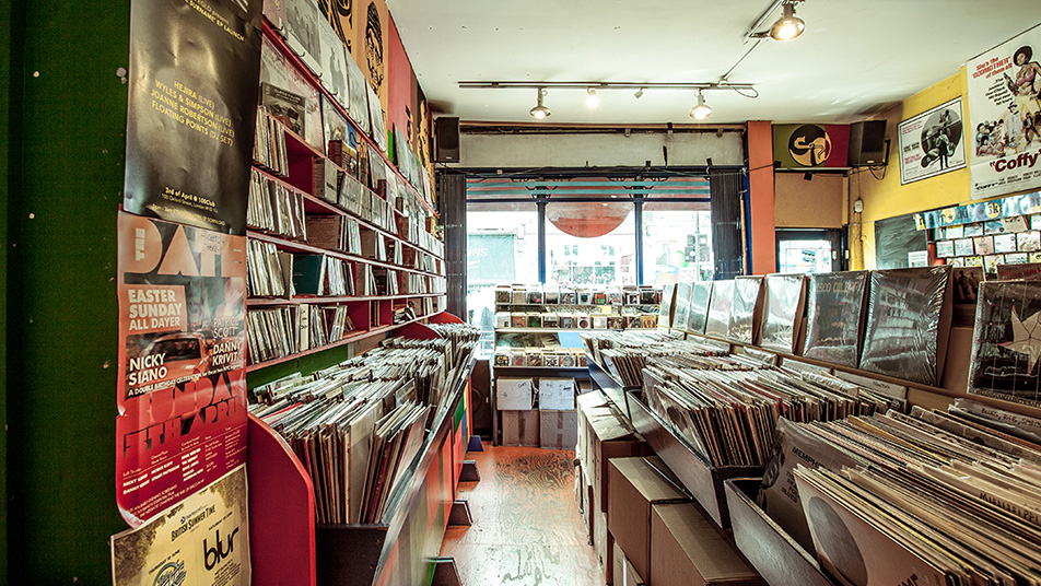 Desde 1974, la tienda de discos de @honestjonsldn ha ofrecido una experiencia emocionante y estimulante, gracias a su colección cuidadosamente recopilada de música de todo el mundo.

Estamos ansiosos por escuchar su colección en bit.ly/3fK77ZH hoy 15hs en Argentina.