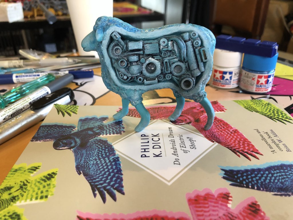 tomzoooo's tweet photo. 何年か前に、ハヤカワ銀背の「アンドロイドは電気羊の夢を見るか？」表紙オブジェをレジンキットにしてワンフェスで売ろうとしたんだけど、許諾が取れなかった。イラスト描かれた方がお亡くなりになっていて確認が取れないとのことで。 https://t.co/jnZ72aXpnW