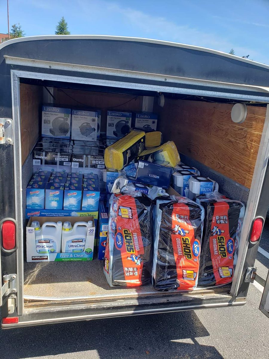 rifle_mi's tweet image. Thanks to everyone who donated to make this disaster relief effort happen, and thanks to the comrades that physically purchased and transported the supplies. Also black lives matter. abolish the police. #Weprotectus #Anarchy #communism #socialism #leftist ✊🏿✊🏾✊🏽