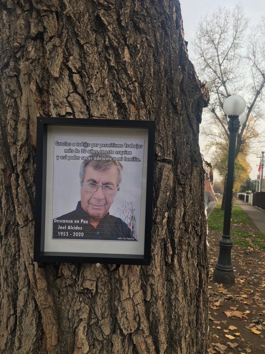 yennisima's tweet photo. El caballero que vendía fruta en la esquina de Pocuro con Pedro de Valdivia murió, y su familia puso este cartel 😔 https://t.co/ITfjrvE9Bg