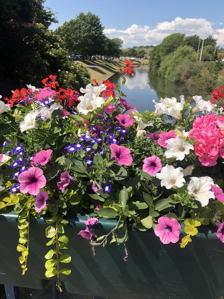 DollyHPN's tweet photo. Today has been spent supporting lots of small businesses in our local area as retail stores open up again. 

Lovely strolls out in the sunshine ☀️ 

Everyone was respectful of others space. Felt good to see people out ☺️

#folkestone #hythe #folkestonecreative #retail https://t.co/CBsz8pH3jA