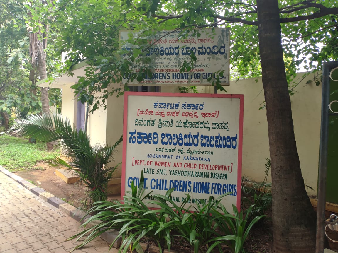 cgstblrzone's tweet photo. Covid Warriors distributing Masks and delivering a lecture on personal hygiene and sanitation to the girls of the Children's Home in Mysuru. 
#MaskIndiaProtectIndia #FightCorona #WearyourMask #PractiseSocialDistancing https://t.co/Bt8A6ekx2C