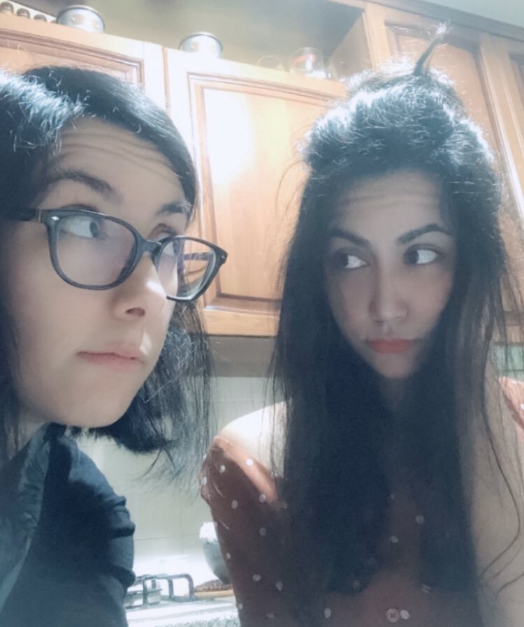 FrencyUK's tweet photo. io e il mio pennacchio in testa come gli alpini ci siamo ricongiunti con sorella dopo sei lunghi mesi. 
Finalmente una giuoia. https://t.co/updxMYZ6JW