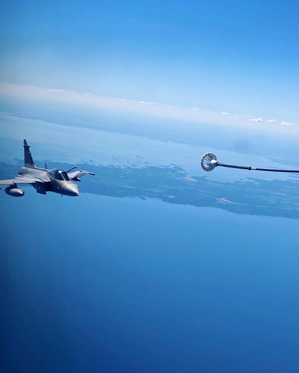 stridspiloterna's tweet photo. Måndag, full tank tack! Foto: Mighty Crew 842 #mighty #aquilas #hammers #aar #precontact #clearcontact #contact #stridspiloterna #flygvapnet #swedishairforce #airtoairrefueling #stridspilot #fighterpilot https://t.co/mFX5MYY0ew