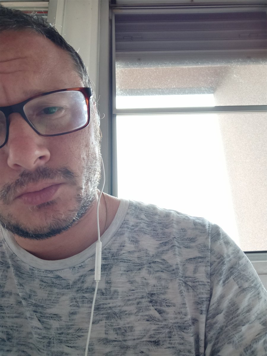 MarcCeras's tweet photo. Posso restare anche se indosso palme blu ?
#nofilter 
#NOFaceApp https://t.co/kyctyUJ9UI