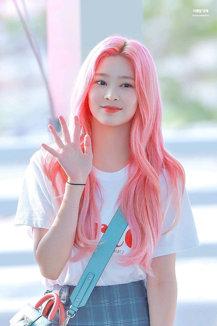strawxcl0ud's tweet photo. Say hello to LUNA MADISON as ( #김민주 ) Kim Minju. Likes to eat gummy bear, a president frog of club, good at cooking. Want to be friends? You can knock on my DM. https://t.co/gPWLreSwpU