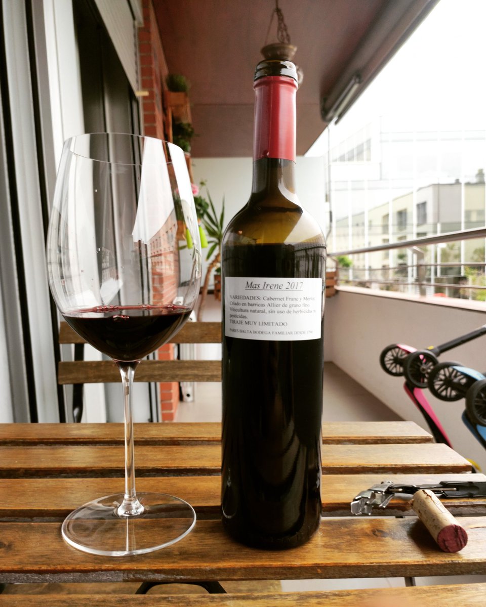 Danielfuentesri's tweet photo. Los pequeños detalles hacen diferencias ... Este #microcuvee lo es sin duda. 
Salut. . . . . . . . . ... #drinkgoodwine #paresbalta @paresbalta #masirene #stayathome #drinkpenedès #catalanwine #cabernetfranc #merlot #pacsdelspenedes #bcnwine #riedelrestaurant  @riedelaustralianz https://t.co/6B1PDP9vKZ