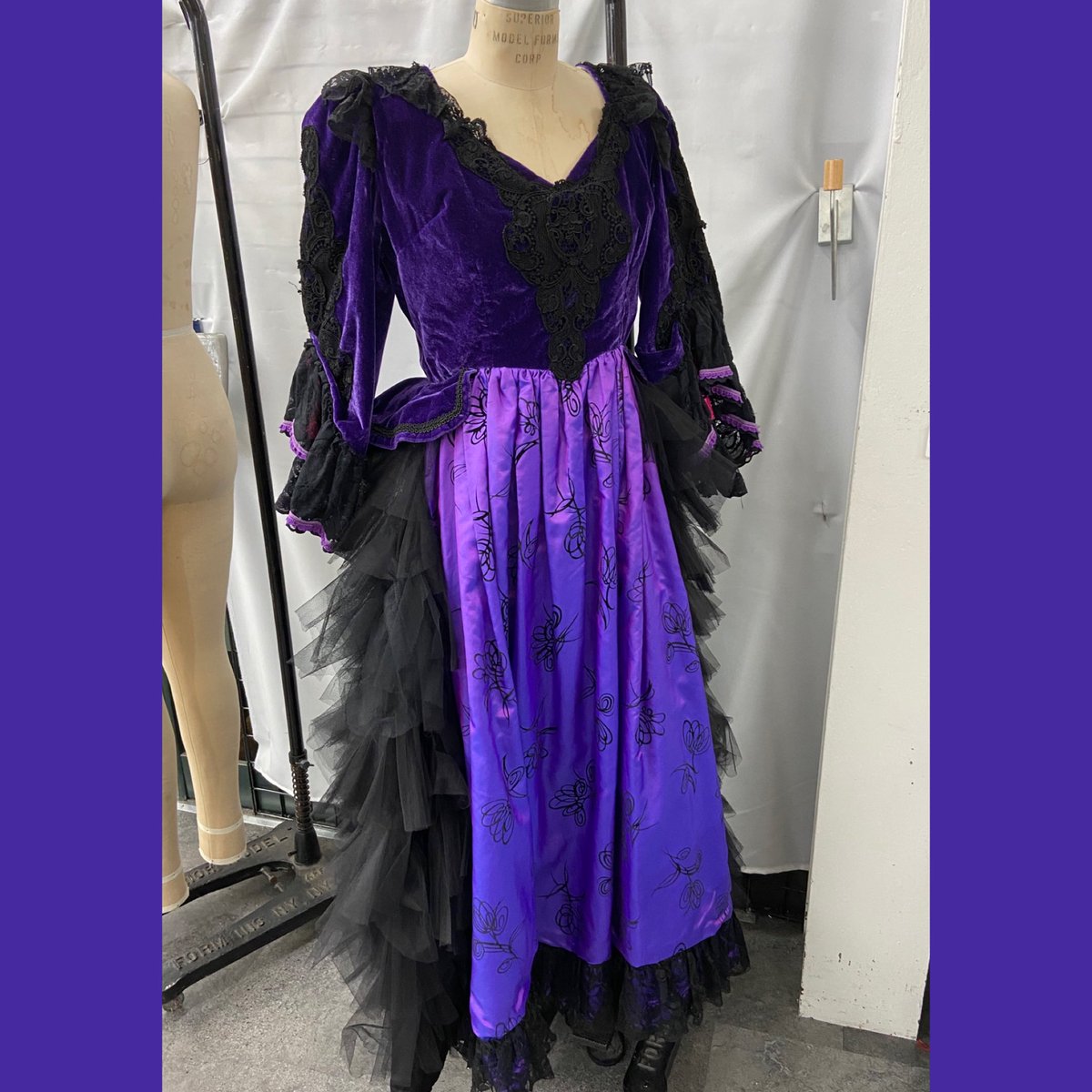 #vaultfindoftheday #victorian #gown #purple #costumes #cosplay #gorgeous #everydaywear #dressup #costumerental