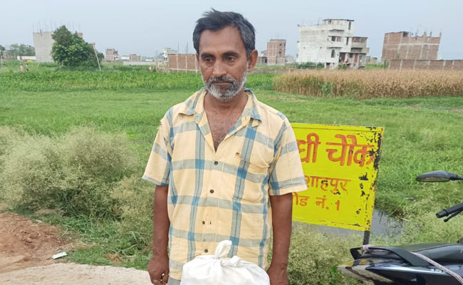 ndtv's tweet photo. Patna auto driver kills himself, family gets 25 kg wheat, rice https://t.co/T0PTVAFhM1 https://t.co/lll6JrYyW5