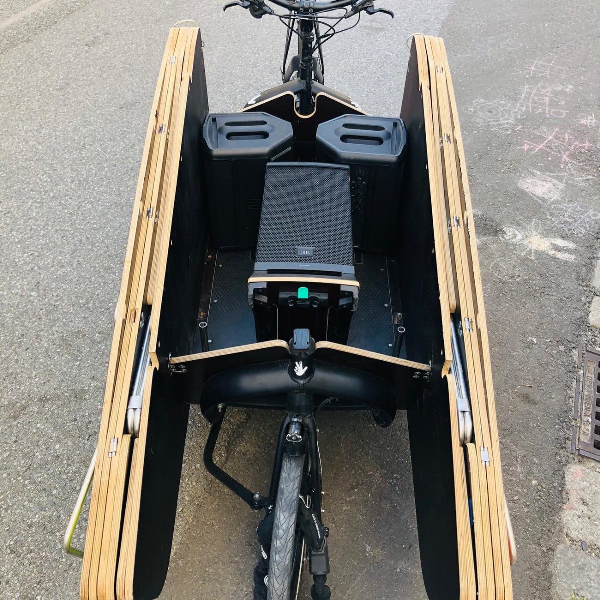 TheJBLpro's tweet photo. Mobile stage company #VeloConcerts has been hitting the road with #EONONEPro to bring legendary JBL sound to performances across Vienna—all via bike! 🚴🏼 🎶
"Being able to take the music anywhere and connect with people is the core of VeloConcerts." Thanks for sharing with us! https://t.co/tGRtlAFZry