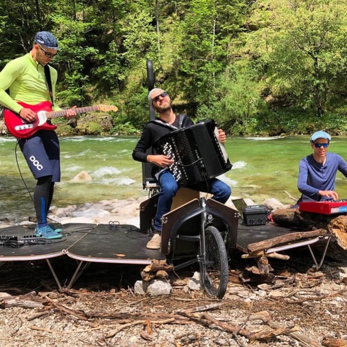 TheJBLpro's tweet photo. Mobile stage company #VeloConcerts has been hitting the road with #EONONEPro to bring legendary JBL sound to performances across Vienna—all via bike! 🚴🏼 🎶
"Being able to take the music anywhere and connect with people is the core of VeloConcerts." Thanks for sharing with us! https://t.co/tGRtlAFZry