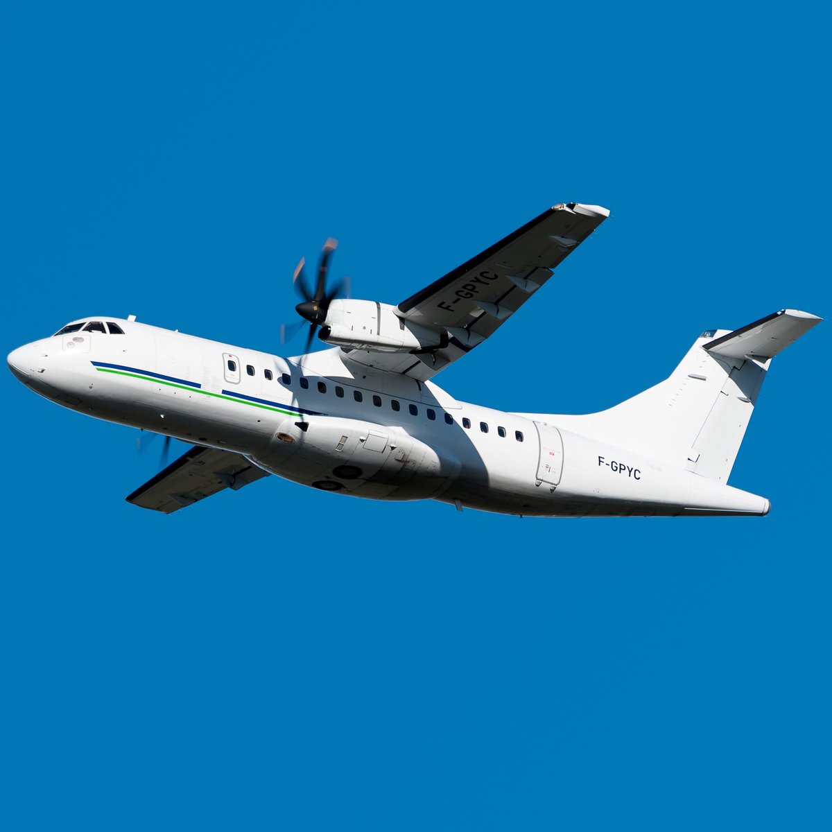 Airlinair_A5's tweet photo. La #liaison est un vol spécial pour le personnel d'@Airbus, c'est une rotation entre #Toulouse #Nantes et #SaintNazaire. Exploité en @ATRaircraft 42-500 #FGPYC sous numéro de vol #A5 depuis 2007.
Aujourd'hui la liaison est reprise par @AirCorsica toujours en ATR. @AvgeeksFR https://t.co/jcIQoXOqfi