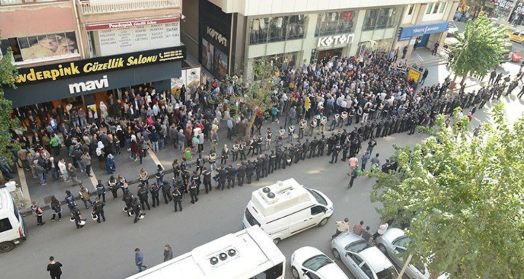 Hdpli itlerin yürümesine hatta sokağa çıkmasına kadar ne ara izin verdik bu itler yüzünden virüs yayılıyor kötü olan şu ki bunlar devletin hastanesinde tedavi oluyorlar ve ordaki polislerimizede bulaştırabilirler.
#EdirnedenHakkariyeHepBirlikte