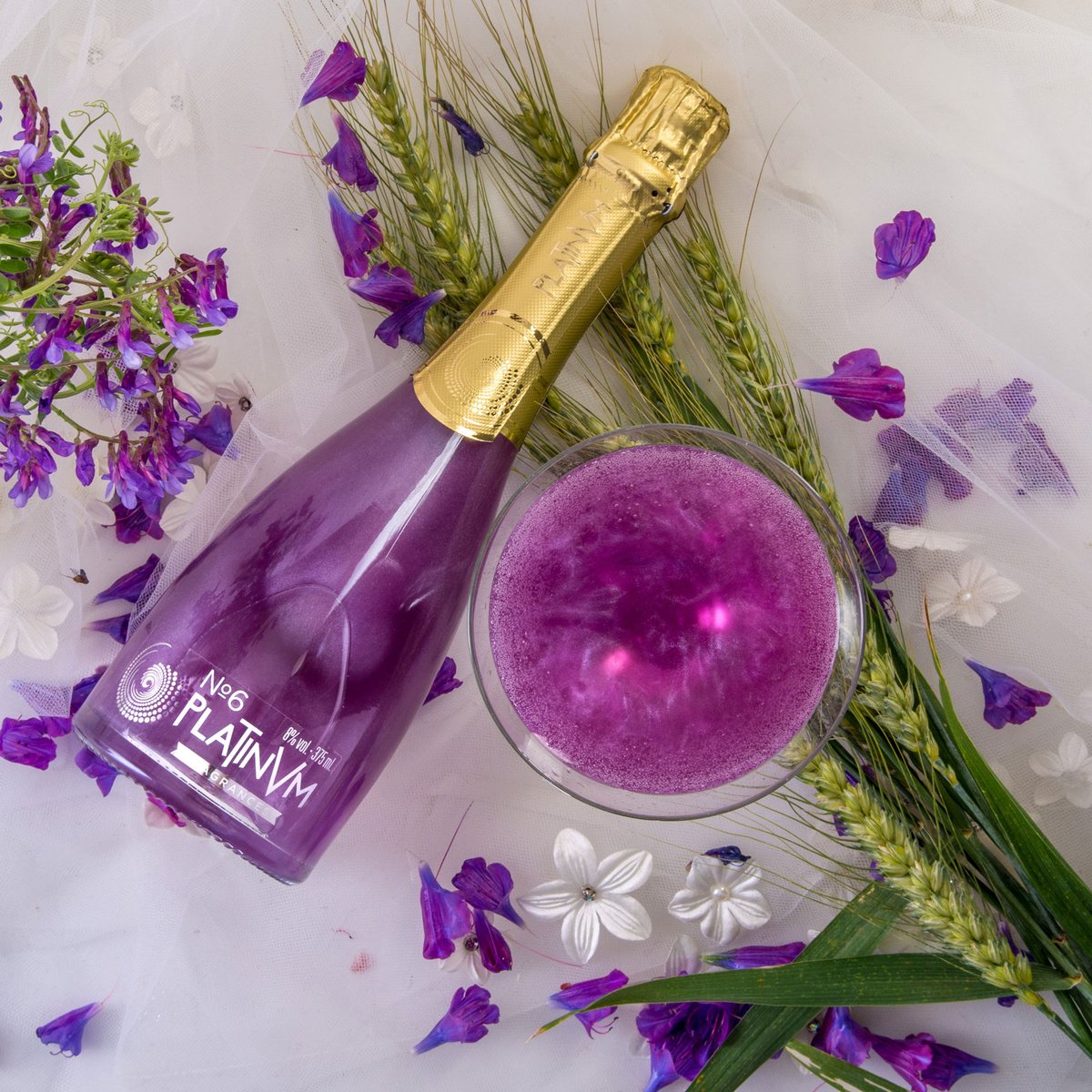 platinvmspain's tweet photo. 💜🥂¡En tu #boda, rodéate de magia con los espumosos de frutas y flores #Platinvm! Los alegres colores, los sabores sorprendentes y las bellas olas perladas de estos vinos originales harán que tu gran día sea aún más especial!✨*Pídenos tu presupuesto por email a bodas@tavasa.es https://t.co/jVEr4nMcbv