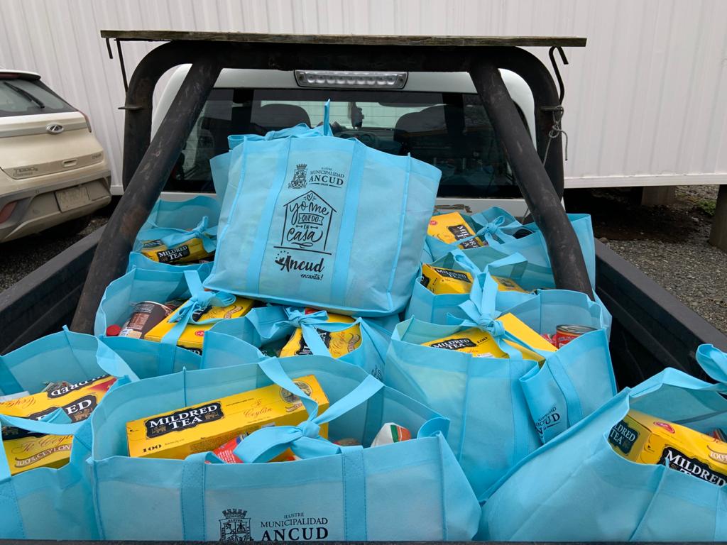 muniancud's tweet photo. Durante la mañana, la I. Municipalidad de Ancud, por intermedio del @AlcaldeDeAncud Carlos Gómez, entregó 24 canastas de alimentos a choferes y dueños de transportes escolares. Ayudas otorgadas con recursos municipales, se suman a 42 entregadas la semana pasada a este gremio. https://t.co/fdYxXyeFpT