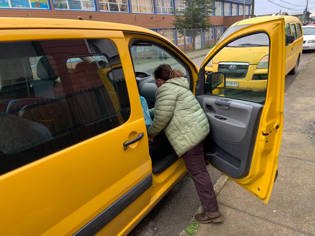 muniancud's tweet photo. Durante la mañana, la I. Municipalidad de Ancud, por intermedio del @AlcaldeDeAncud Carlos Gómez, entregó 24 canastas de alimentos a choferes y dueños de transportes escolares. Ayudas otorgadas con recursos municipales, se suman a 42 entregadas la semana pasada a este gremio. https://t.co/fdYxXyeFpT