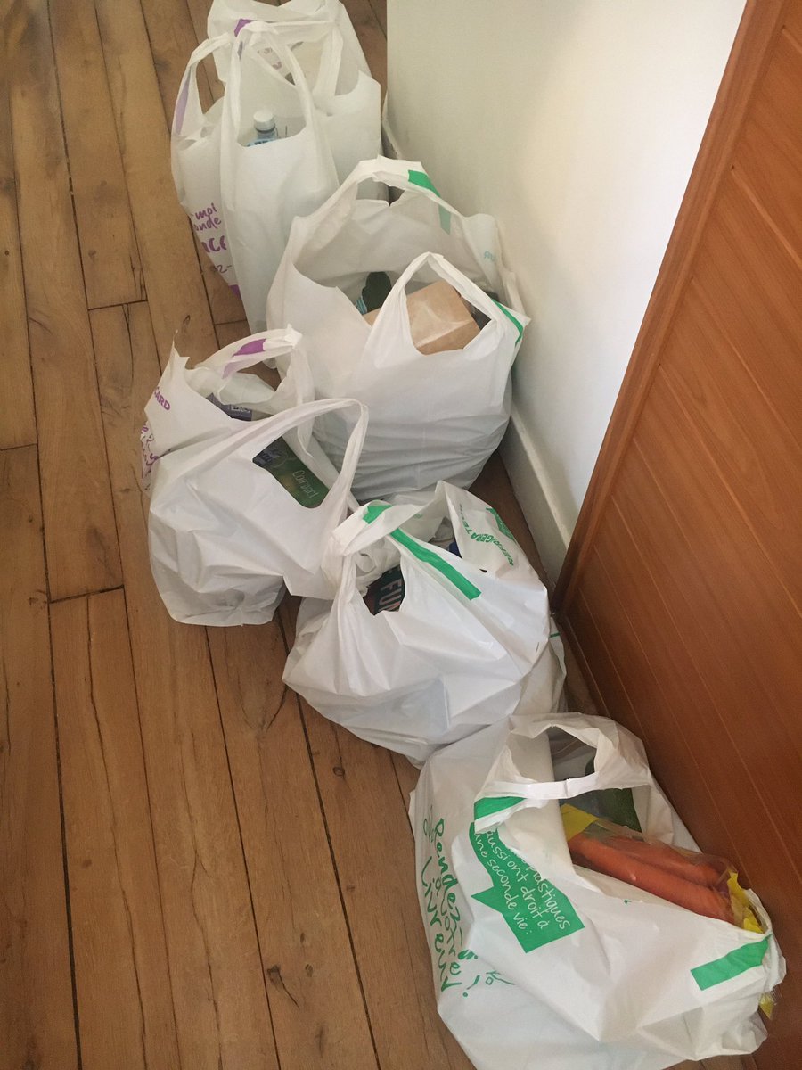 g_josso's tweet photo. Première et dernière livraison @Monoprix. Autant de #plastique que d’aliment ! Les fruits et légumes dans des barquettes plastiques, ça devrait être interdit ! Quelle honte en 2020...pire en osant mettre une étiquette #Bio. #pollutionplastique #circuitcourt @Ecologie_Gouv https://t.co/OsBO7wRbQE