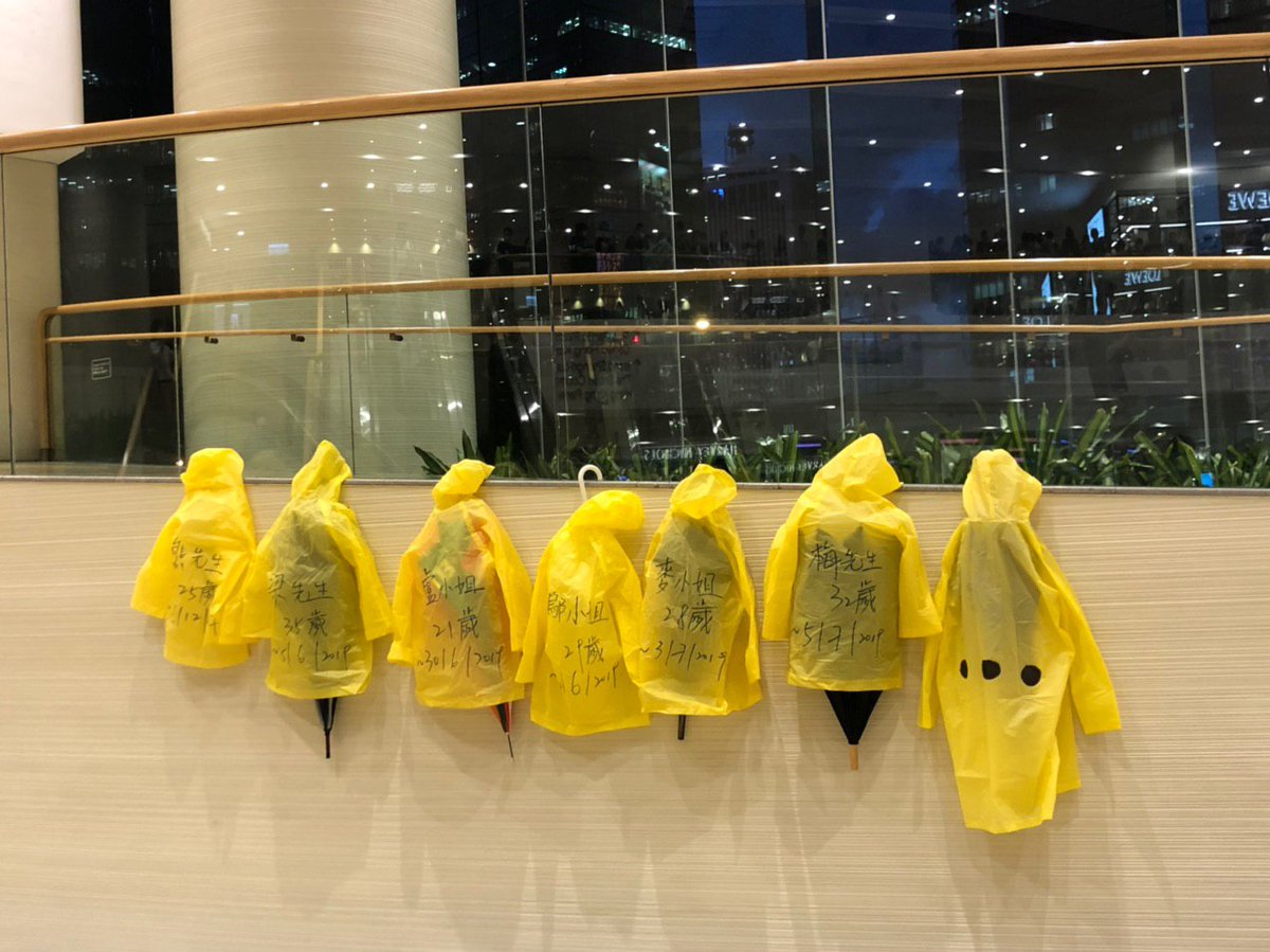 One year ago, #LeungLingKit, #YellowRaincoatMan, sacrificed for #AntiExtraditionBill and #HongKongDemocracy.

Today, thousands of #HKers queued up to mourn. We never forget him ! We never forgive what #HKGovt and #CCPChina have been imposing on us.

#FightForFreedom #StandWithHK