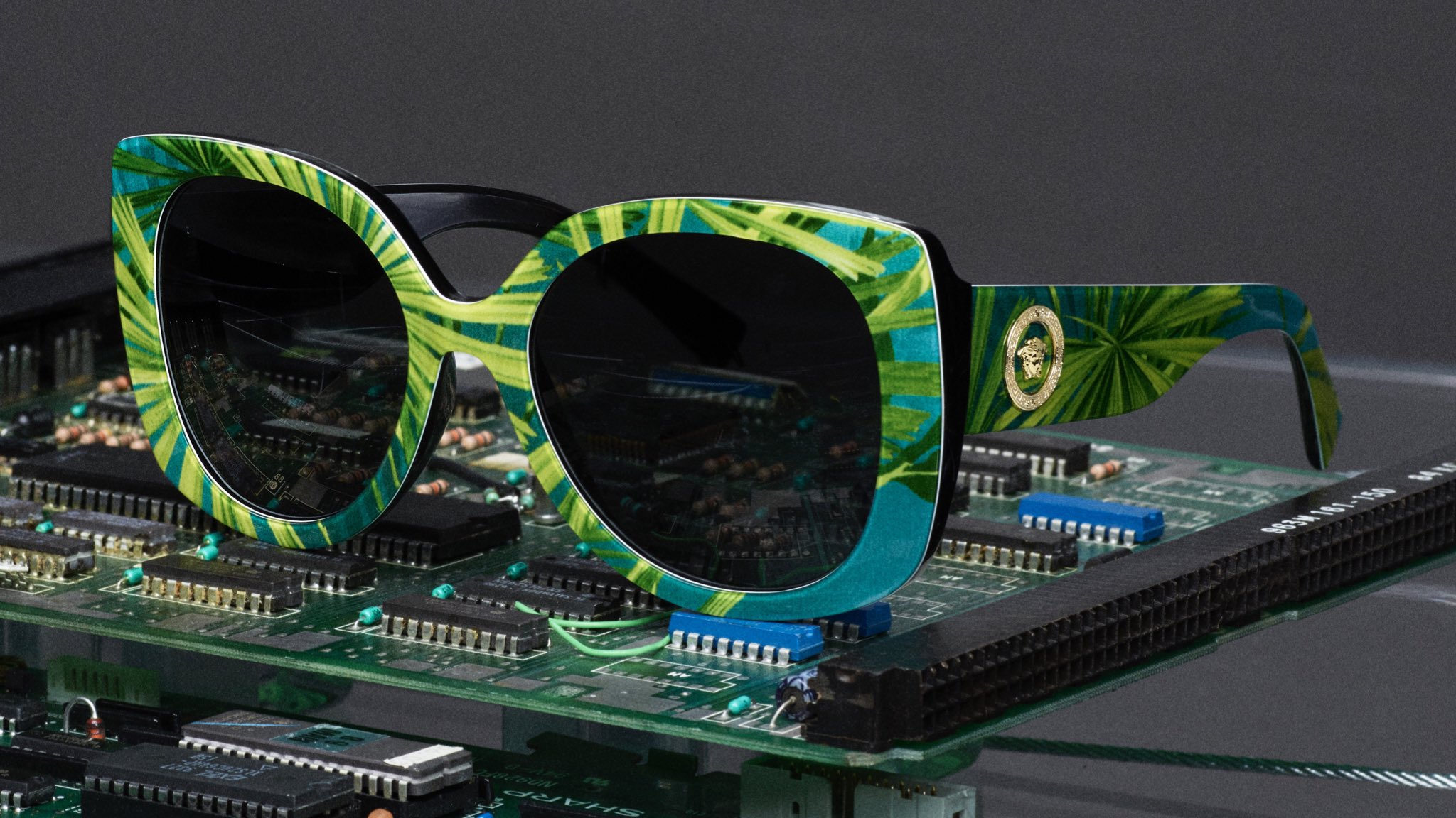 VERSACE on X Iconic Jungle The latest iteration of the signature print enhances classic sunglasses captured as part of the digital themed VersaceEyewear campaign. Discover more https t sQCxslA664 h...