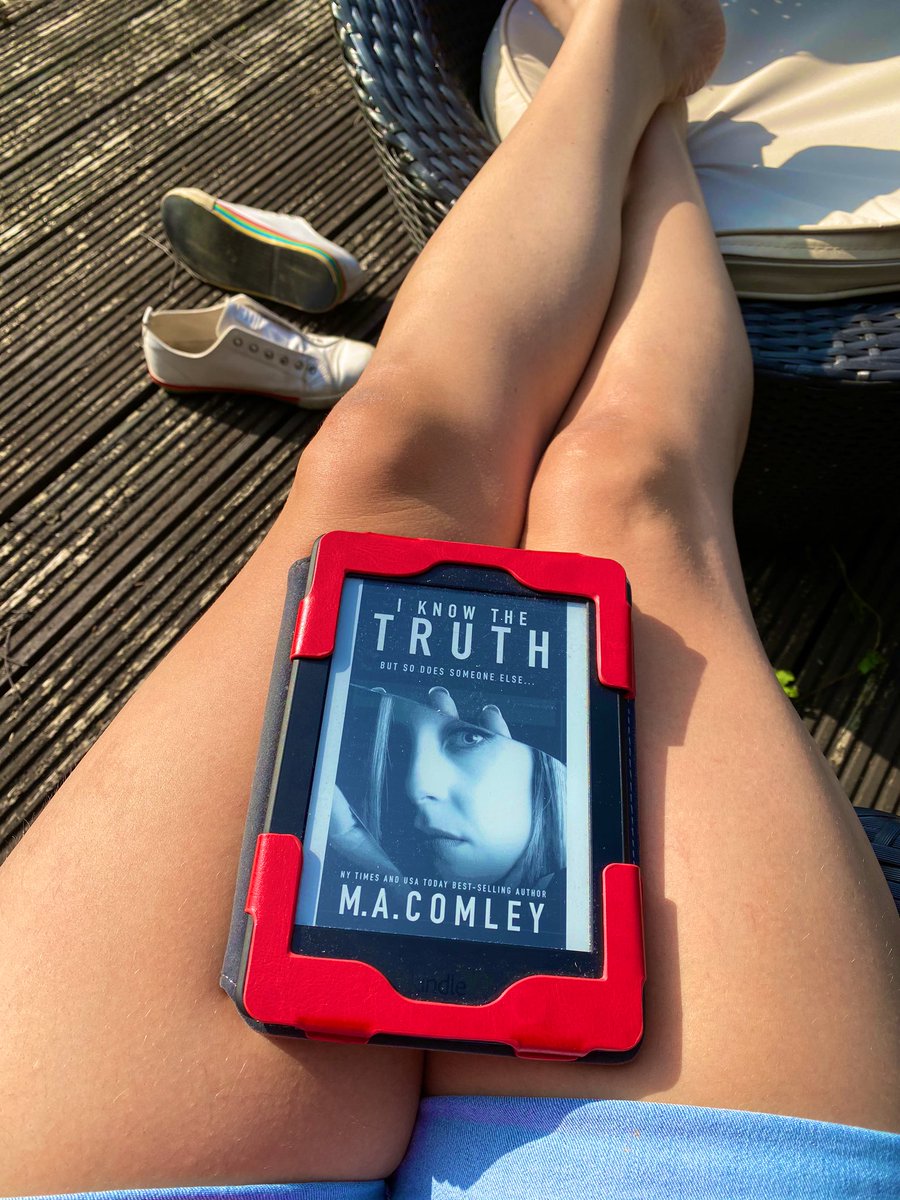 ClaireKreads's tweet photo. The day is done, monkeys fed, time for some R&R in the garden with @Mel_ComleyWrite #IKnowTheTruth #sunshinereading #amreading https://t.co/XT2rZQ2RV2