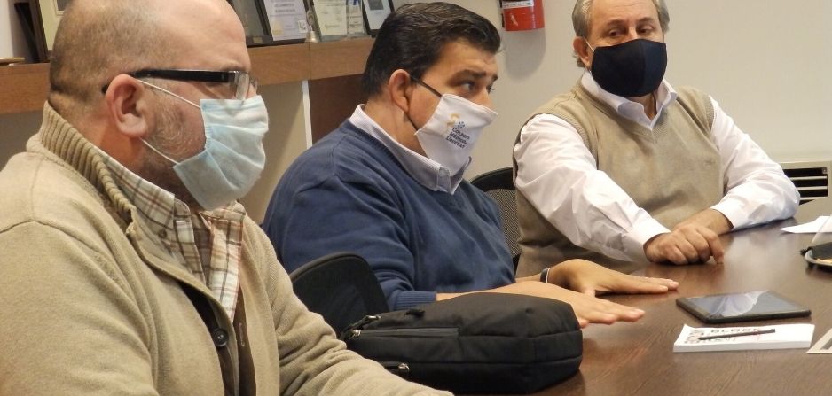La Unidad se reunió con referentes del Departamento de Emergencia del <a href="/hcmquintela/">Hospital de Clínicas Dr. Manuel Quintela</a> En esta oportunidad se trabajó sobre los traslados terrestres, con énfasis en los que tienen que ver con siniestros de tránsito. Nota completa en 👉 bit.ly/AtenciónEmerge…
#SeguridadVial