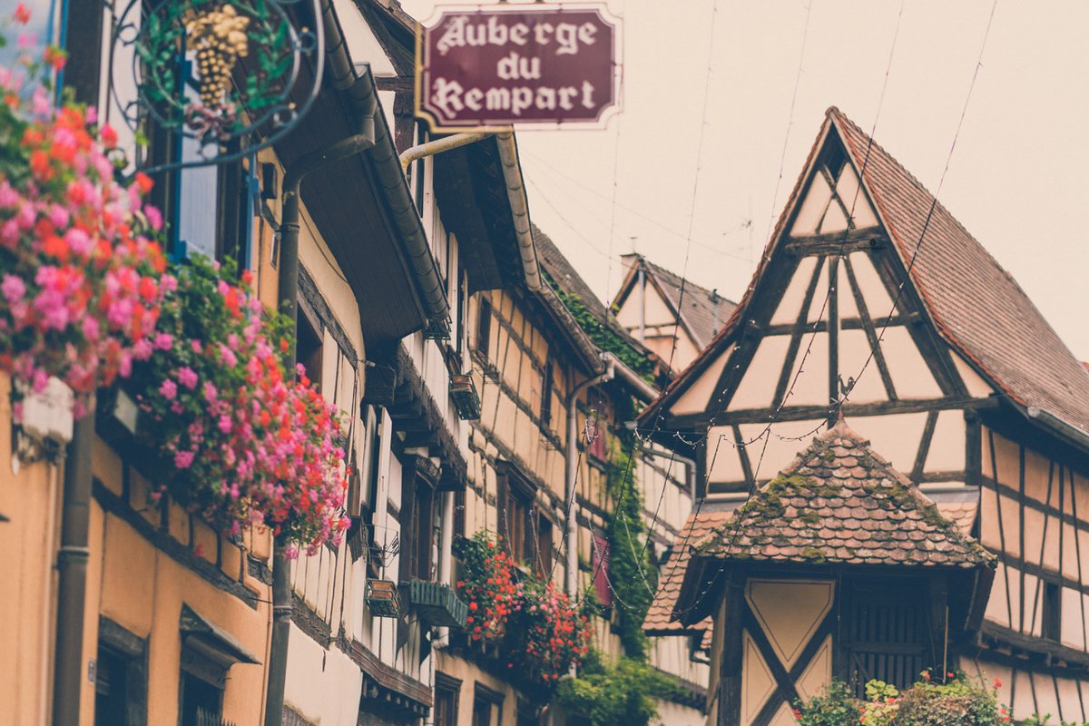 A crooked half-timbered facade here, a cascade of geraniums there... it must be a real-life fairy-tale region of Alsace!

tinyurl.com/y9dossn3

#Alsace #Eguisheim <a href="/Alsace/">Alsace</a> <a href="/themintstory/">Anja Ben</a>