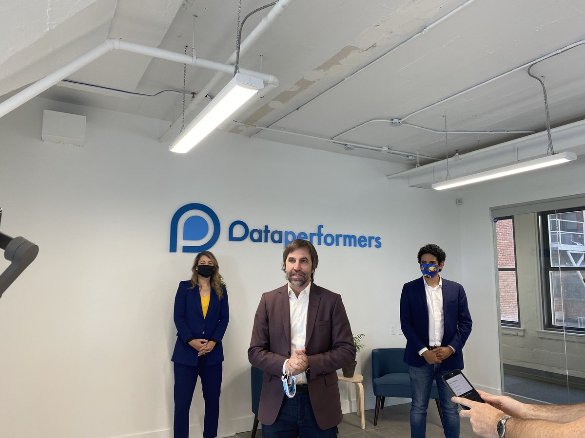 DrWinstonChan's tweet photo. La Ministre @DevEconCan @melaniejoly &amp; le ministre @Patrimoinecdn @s_guilbeault ont visité @Dataperformers, entreprise issu d’ #entrePrism @AccelerateurHEC @HEC_Montreal @ctajapan qui a réouvert leur bureau aujourd’hui grâce au soutien du gouvernement fédéral. cc @robertduttonhec https://t.co/ekxPqeb3vp