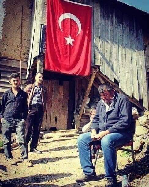 Kenan45921284's tweet photo. #UzmCvslarCandırVatandır #OLurda size bu #Vatan kimin diye #sorarLarsa: Sıra dağLar gibi; #sıvasız, kerpiç, #AlBayrak asıLı #evLerde oturanLarındır dersiniz🇹🇷🇹🇷🇹🇷 https://t.co/Uwmxyy0uuM