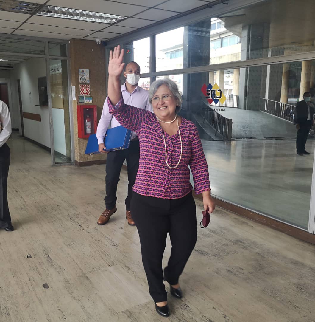 NellyPSUVYa's tweet photo. Ejemplo d Mujer👩‍🦱

#LaFoto📸| La ya expresidenta del @ve_cne, Tibisay Lucena👏 , se despide de la dirección del ente comicial, cargo que lideró entre 2006 y 2020 y en el que impulsó la municipalización del voto y la paridad y alternabilidad de género
#CaminoElectoralYDemocrático https://t.co/tI0Z8TtbuS
