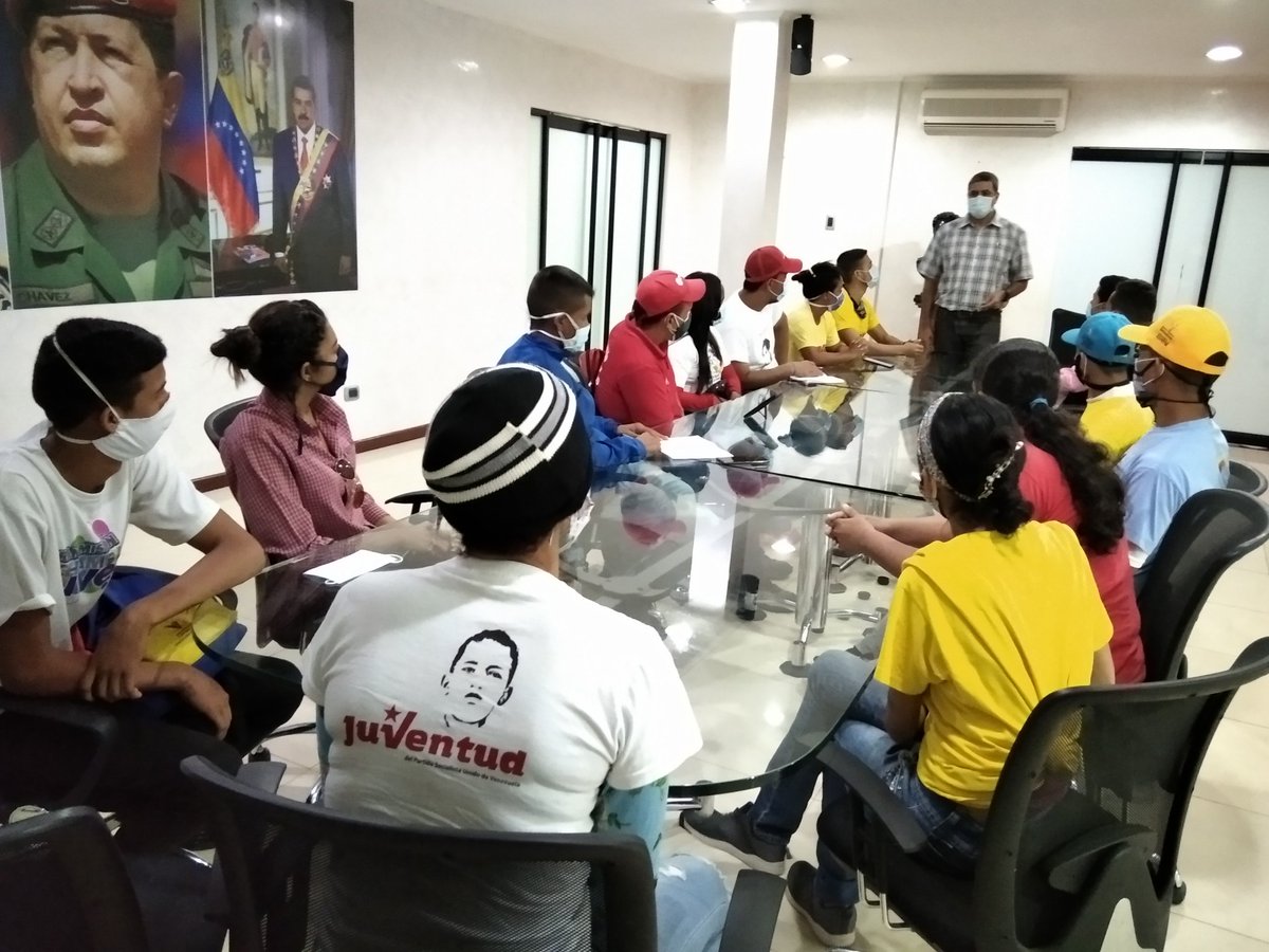 JuventudPsuvB's tweet photo. #15Jun | Desde la Gobernación, Municipio Caroní, Secretario de Política GEB Daniel Martinez, en representación de nuestro @GobJustoNoguera, encabezó reunión con comisión de la JPSUV Bolívar, en el marco al despliegue #JPSUVATodoMotor

#CaminoElectoralYDemocrático
@JuventudPSUV https://t.co/uvueqbzbdI