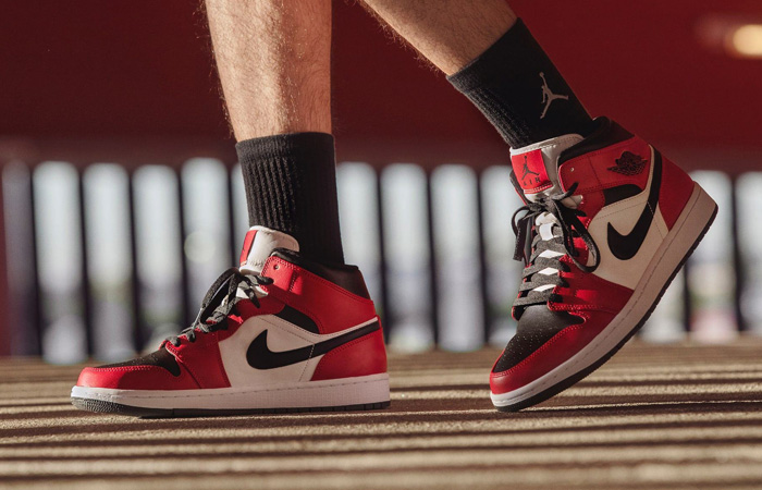 Jordan 1 Mid Chicago Red Black Toe 