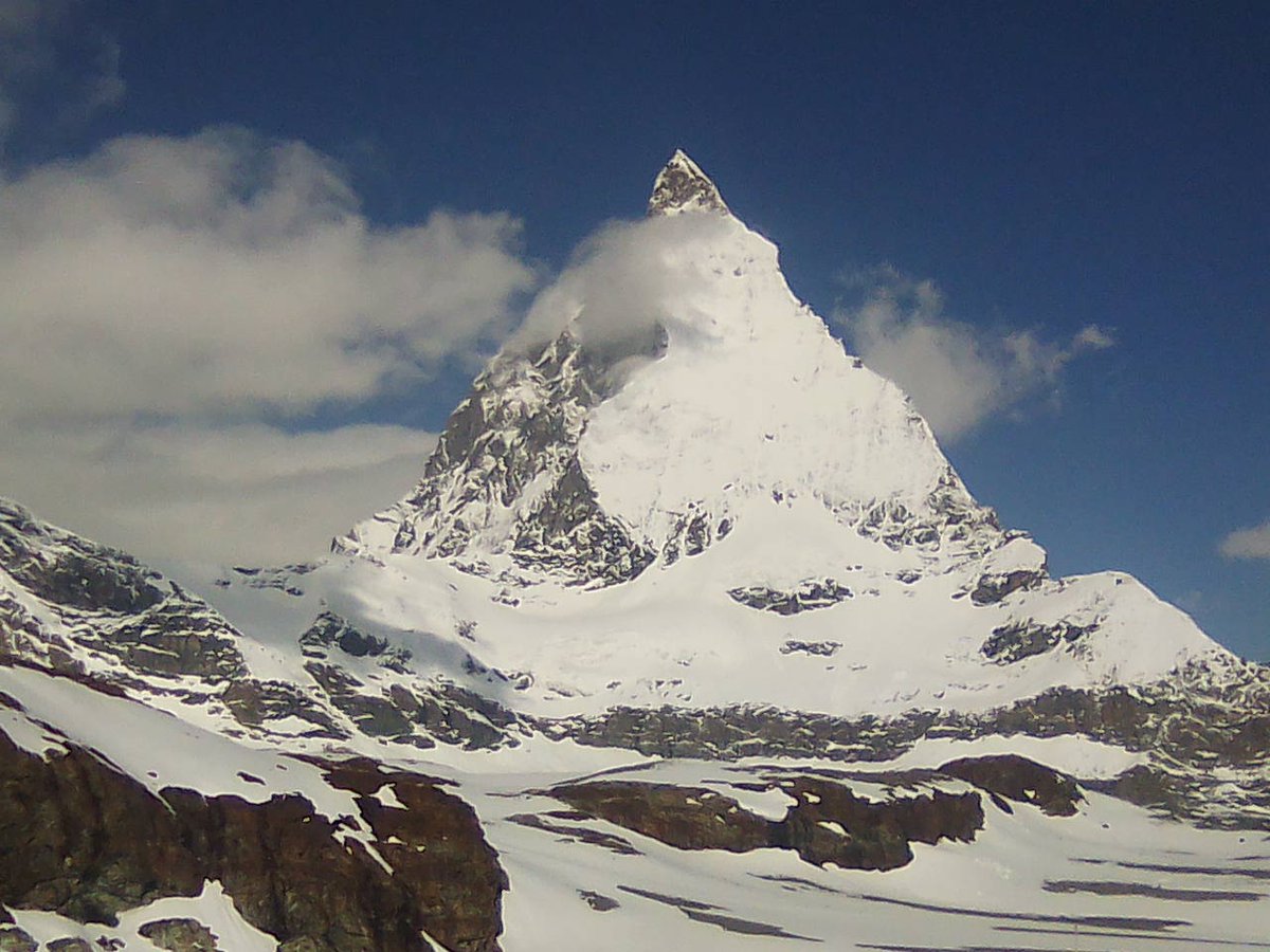 CausalHuber's tweet photo. #Telemarking in #Zermatt close to the amazing #Matterhorn, which looks like a triangular #kernelfunction dipped into fresh powder snow #EconSki https://t.co/QcI5DovM30