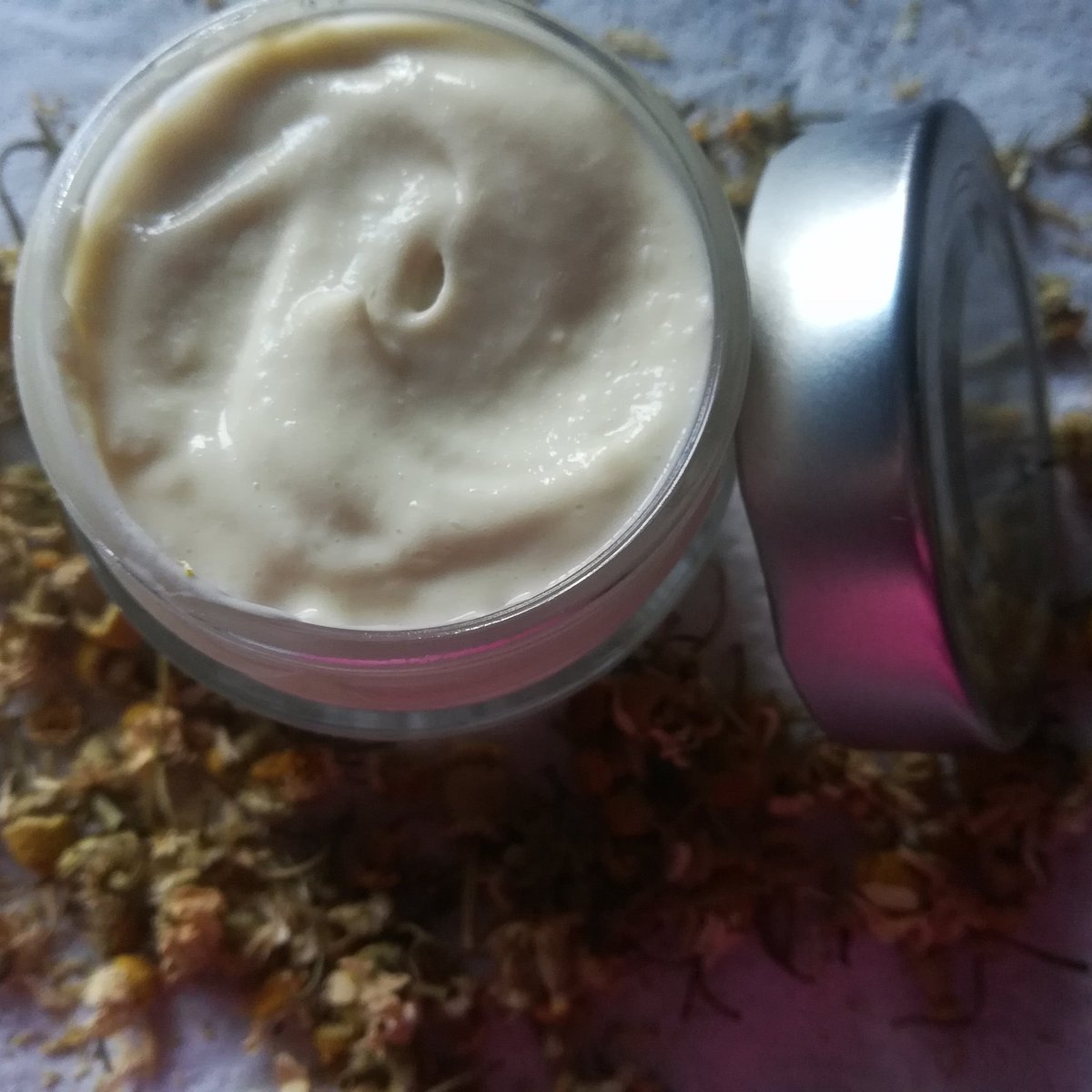 Rosaceae2's tweet photo. Preparando hidratante para piel con rosácea y acne que me han pedido.
Con agua floral de manzanilla, aceite de Jojoba, manteca de karite, proteínas de seda, a.e de árbol de té y lavanda
#cosmeticanatural
#zerowastespain
#handmade
#lonaturalsabemejor
#cuidemoselplaneta https://t.co/n7iRCseqbr