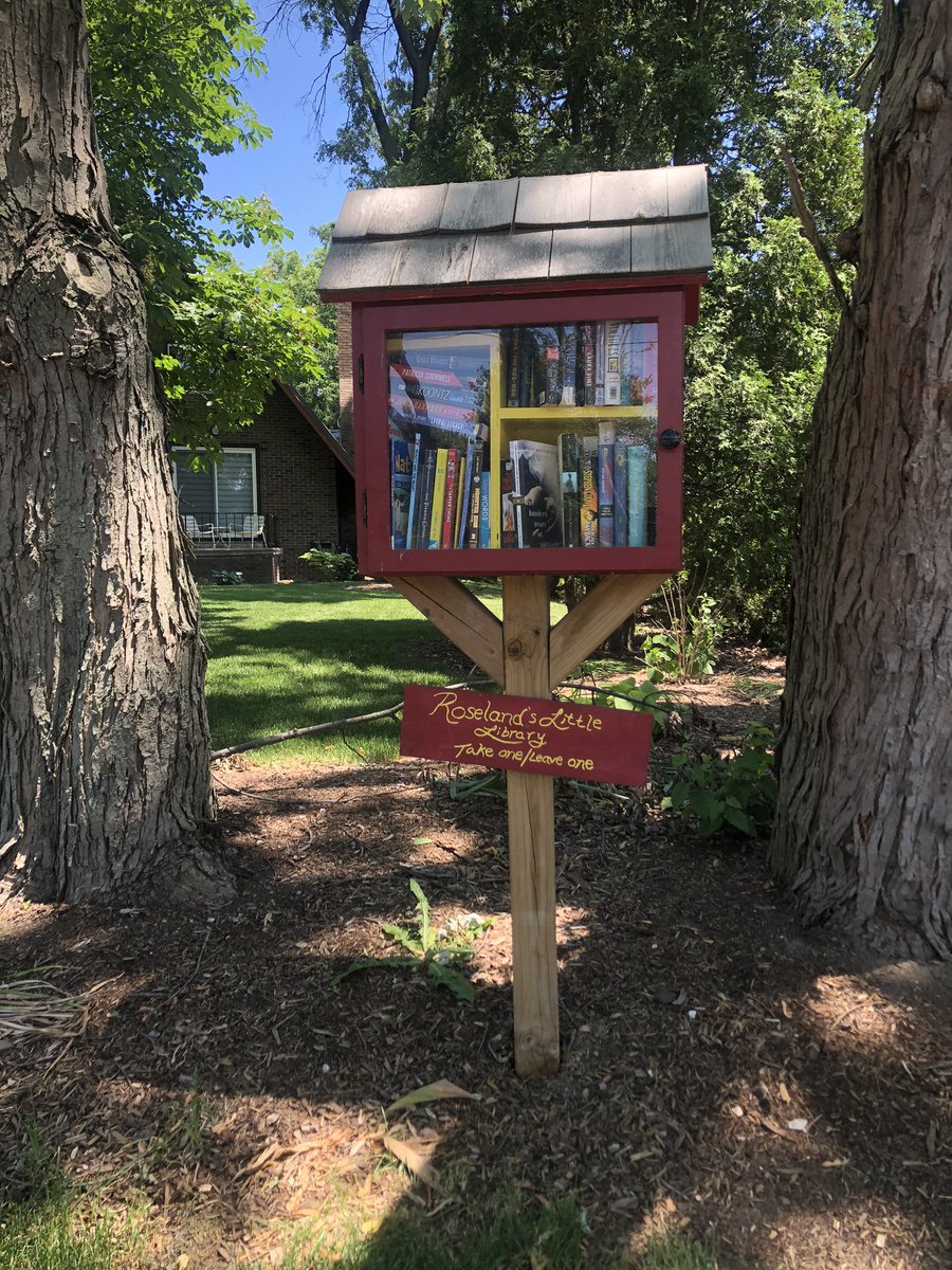 ayascrossing's tweet photo. ok so i was on a walk and came across this cute little library?? i’ve never seen one before irl and i thought i’d share 🥺✨ https://t.co/NkIaSeMsIL