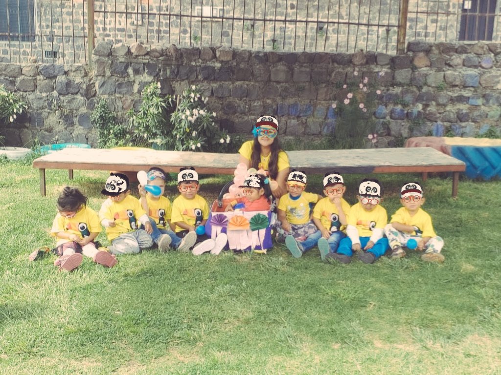adriflaquita28's tweet photo. Soy el Guagua Centro que se levanta, soy la voz que no se calla, por los derechos de nuestros niños.@LoroHomero @Lilia_Yunda @MunicipioQuito @PatronatoSJ @DDHH_Ec @DerechosQuito @CastroTituana @KatherineN20 https://t.co/bs9fNfTCIe