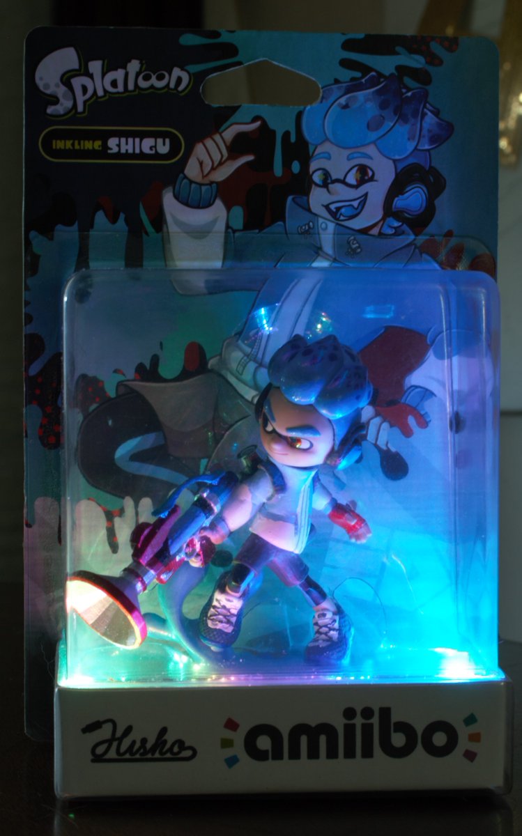 Hishocontroller's tweet photo. I made a custom #amiibo for @_AG_chan_ as a birthday gift. It holds a 3D printed sploosh-o-matic 7, has custom box art made by @AkiChaos and also lights up. This project took forever. I started it back in march. I easily spent over 150 hours planning and working on it. https://t.co/XoiSps9hXO