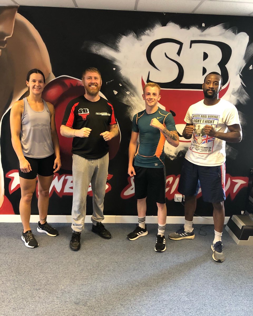 Great start to another week of solid training with the boys 🥊 
Warm one this evening 🥵🔥