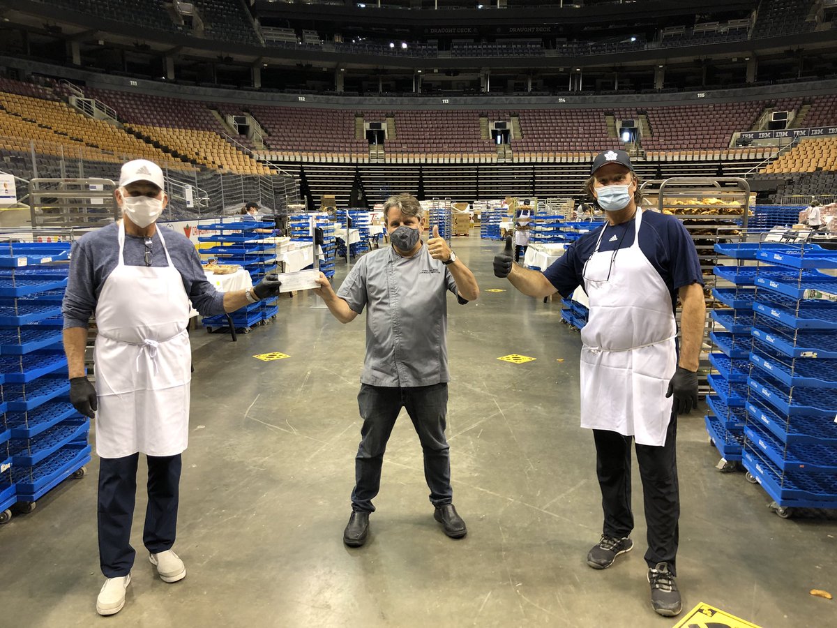 LeafsAlumni's tweet photo. Rick Vaive &amp; Mike Krushelnyski presenting the #BringTorontoBack team with a $100,000 cheque from the #LeafsAlumni earlier today at @ScotiabankArena. This contribution will help provide over 33,000 meals for those in need. #TMLA #LeafsForever https://t.co/pUbWR5LjyV