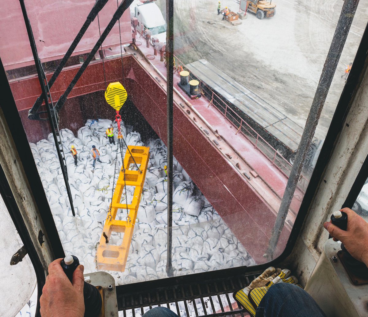 From atop the ship’s 130' crane, a sea of big bags awaits Castaloop’s handling to shore at the Ville Sainte-Catherine terminal, Montreal. 🏗
_
#castaloop #stevedoring #arrimage #bigbags #montreal #maritime
