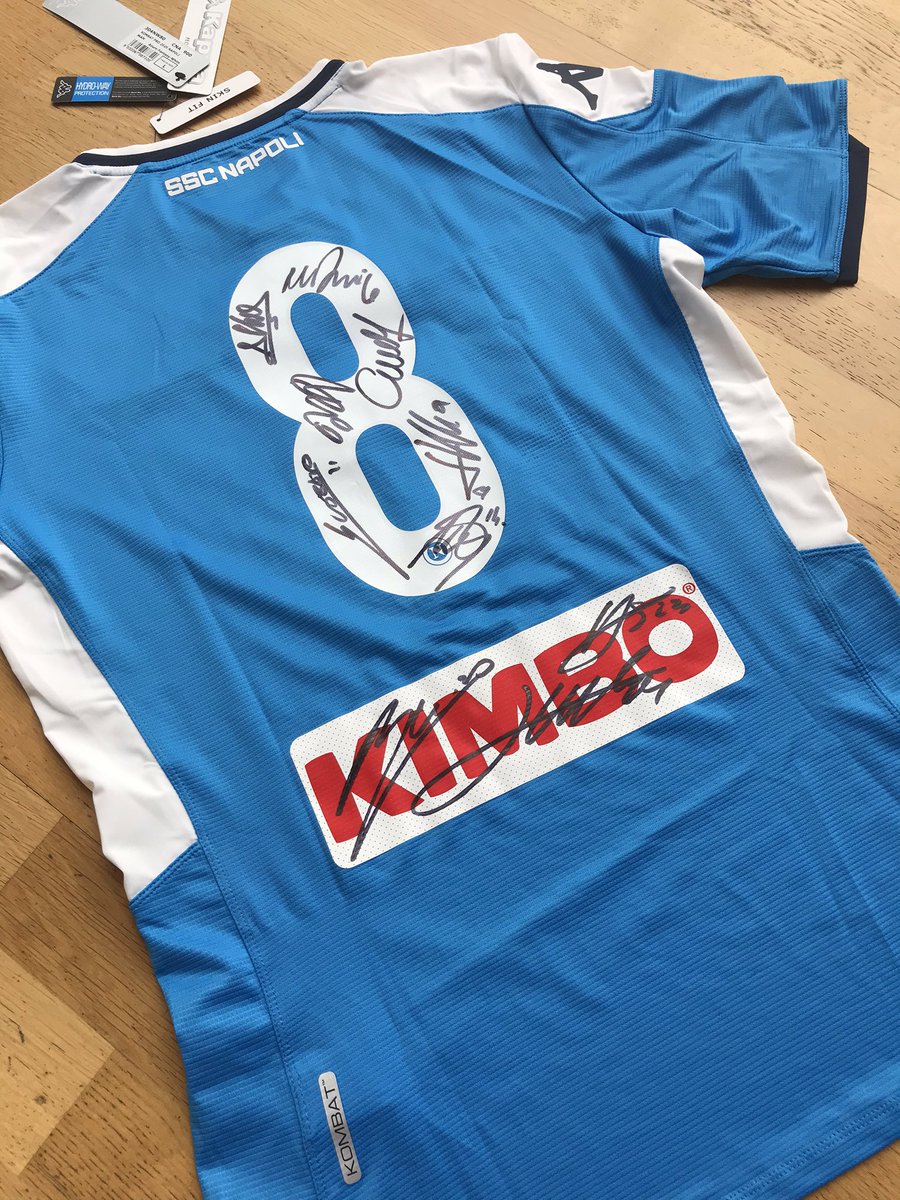 Qui dit finale dit concours, on pense à vous la famille ! Gagne ton maillot du Napoli dédicacé par les joueurs 👕🔥 RT ce tweet et n'oublie pas de follow @KappaFrance et @NapoliCFrance pour participer ! 🎁 #ForzaNapoliSempre #CoppaItalia #NapoliJuve