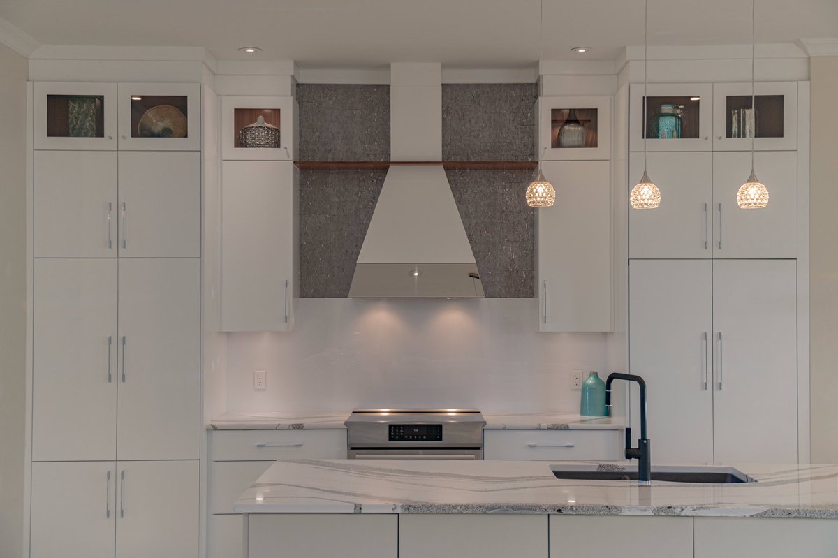 Happy Monday! This clean and contemporary kitchen features high gloss cabinets that are accented with warm wood and stunning quartz 👌✨
📸 @kingstonrealestatemedia 
#ygk #interiordesign